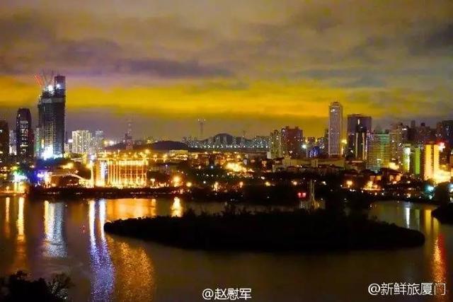厦门筼筜湖白天鲜花灿烂 晚上各色霓虹灯倒映在湖水里