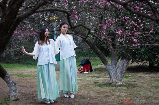 三八节她们穿汉服坚持工作,成最美风景,引游客围观