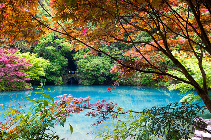 <a data-cke-saved-href='http://travel.sina.com.cn/hangzhou-lvyou/?from=b-keyword' href='http://travel.sina.com.cn/hangzhou-lvyou/?from=b-keyword' target='_blank'><em><em>杭州</em></em></a>有个江南小九寨,阳春三月竟如深秋般绚烂