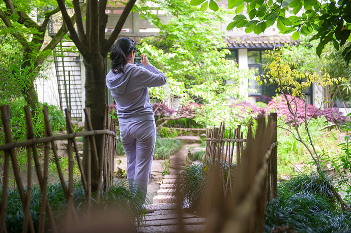 <a data-cke-saved-href='http://travel.sina.com.cn/hangzhou-lvyou/?from=b-keyword' href='http://travel.sina.com.cn/hangzhou-lvyou/?from=b-keyword' target='_blank'><em>杭州</em></a>有个江南小九寨,阳春三月竟如深秋般绚烂