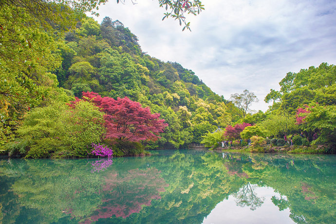 <a data-cke-saved-href='http://travel.sina.com.cn/hangzhou-lvyou/?from=b-keyword' href='http://travel.sina.com.cn/hangzhou-lvyou/?from=b-keyword' target='_blank'><em>杭州</em></a>有个江南小九寨,阳春三月竟如深秋般绚烂