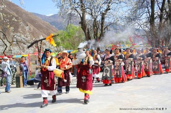 走近金川神秘的嘉绒藏戏、马尔锅庄民族风