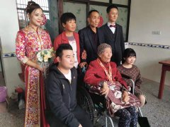 出嫁前听八旬老兵奶奶戴上“七十周年纪念章”讲故事