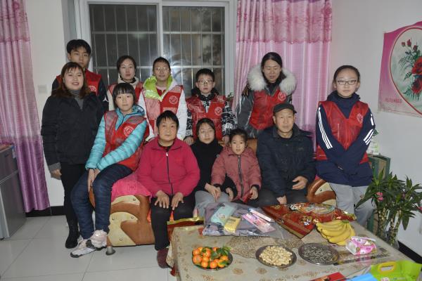 走进烈士侯天祥家与家属合影.JPG